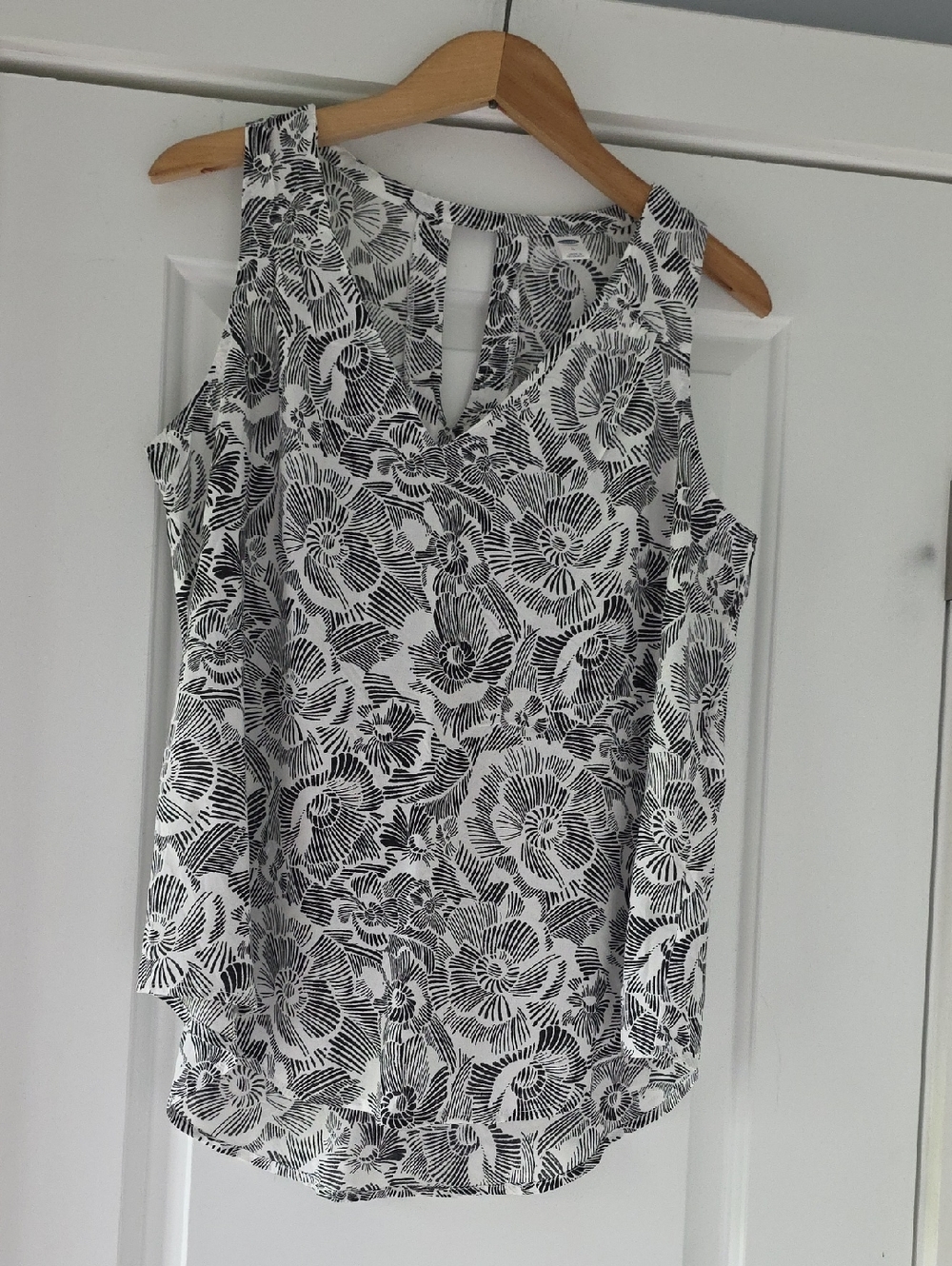 Old Navy Black and White Floral Sleeveless V-Neck Flowy Tank Top